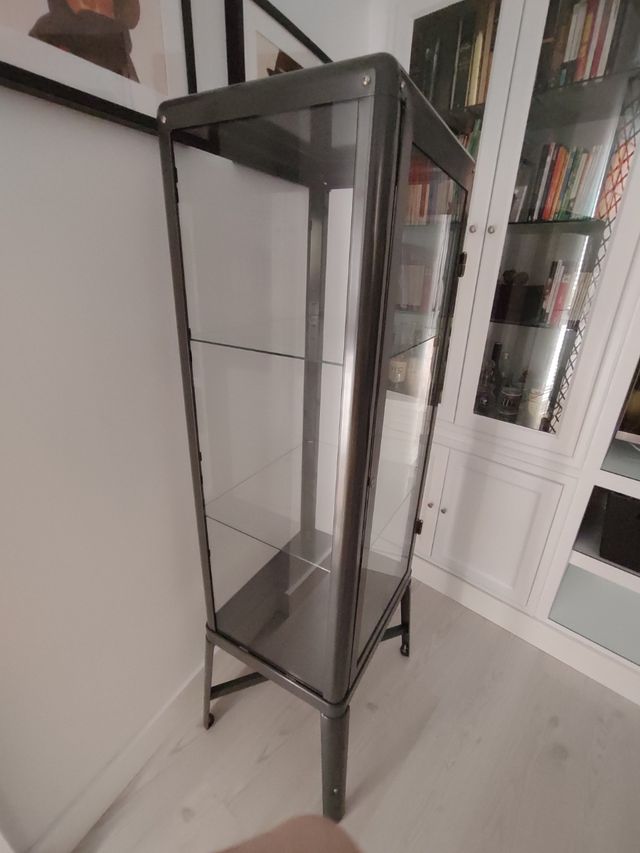 Vitrina gris oscuro metal FABRIKOR IKEA
