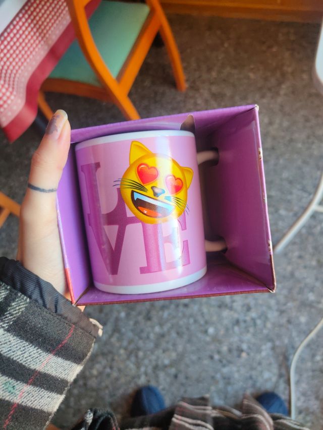 Taza emoji love gato