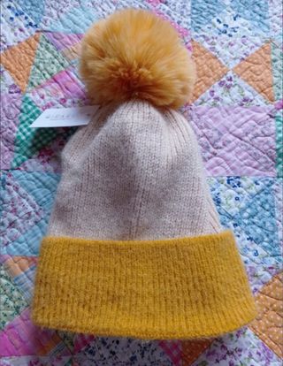 Gorro con pompón a estrenar 