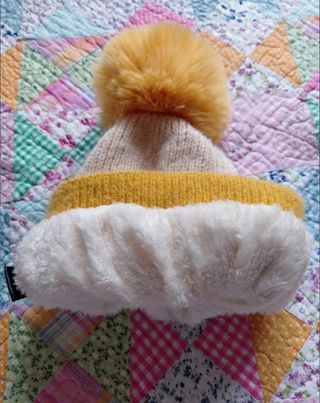 Gorro con pompón a estrenar 