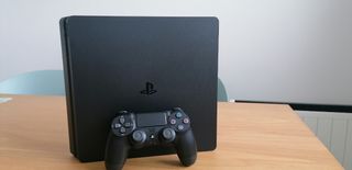 Playstation 4 Slim de 1Tb + mando + dos jue