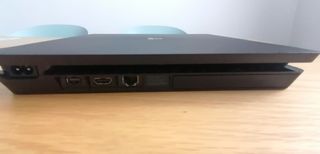 Playstation 4 Slim de 1Tb + mando + dos jue