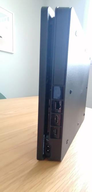 Playstation 4 Slim de 1Tb + mando + dos jue