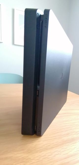 Playstation 4 Slim de 1Tb + mando + dos jue