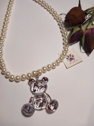 Collar de perlas con osito grande (con rosas)