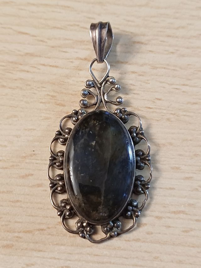 Espectacular colgante con una gran labradorita