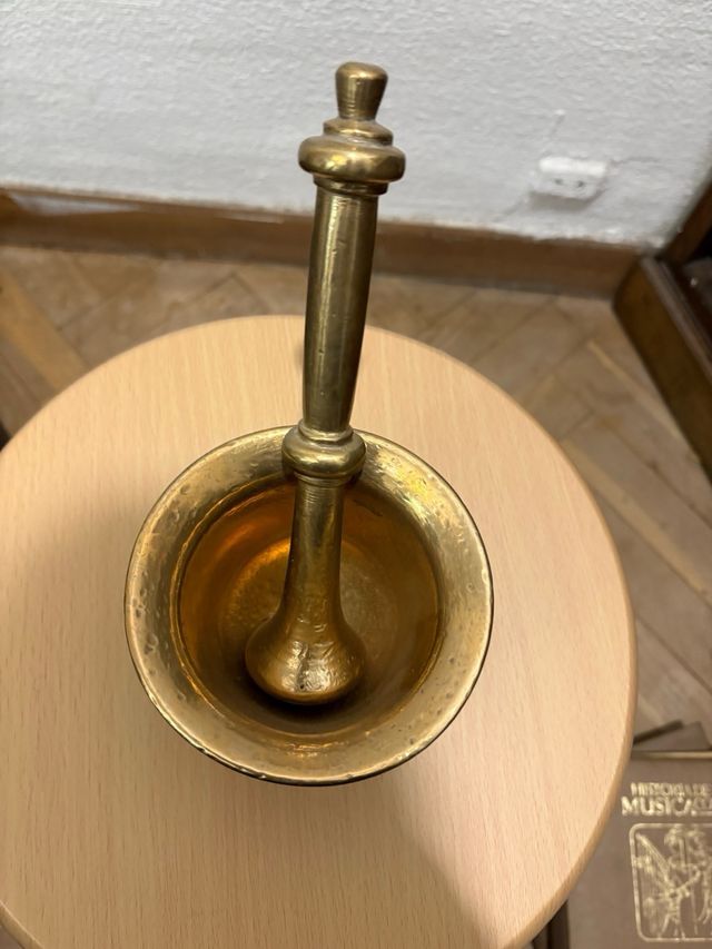 Mortero decorativo de bronce