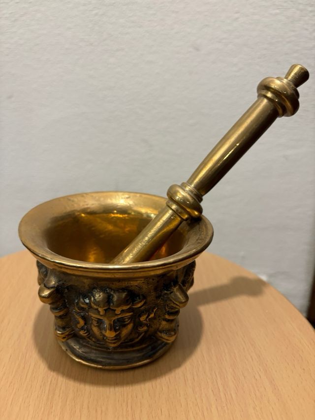 Mortero decorativo de bronce