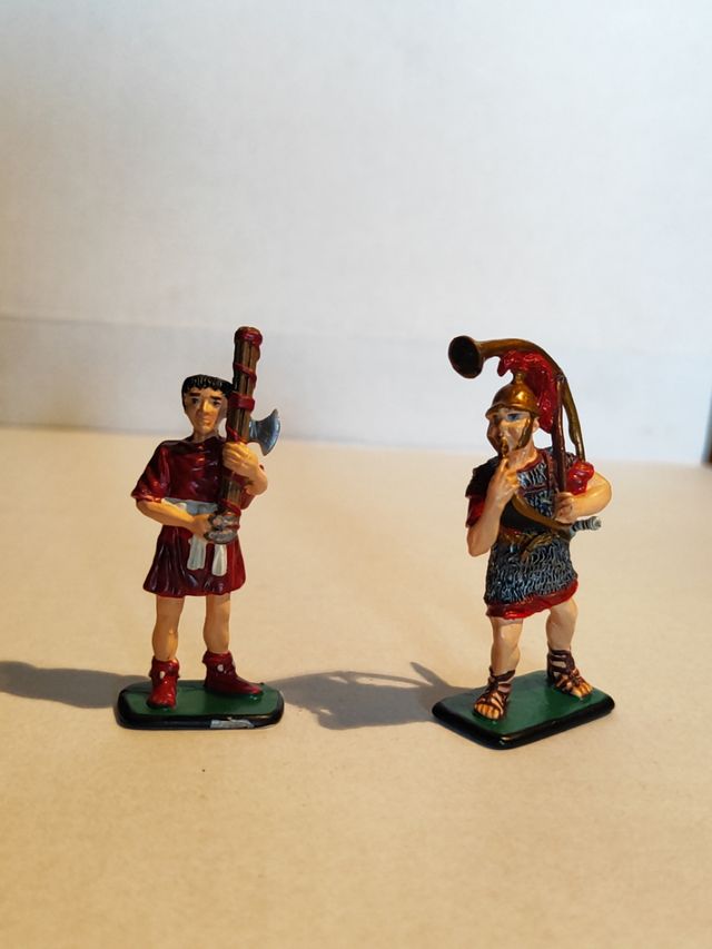 Lote de dos soldaditos de plomo.