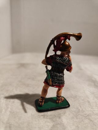 Lote de dos soldaditos de plomo.