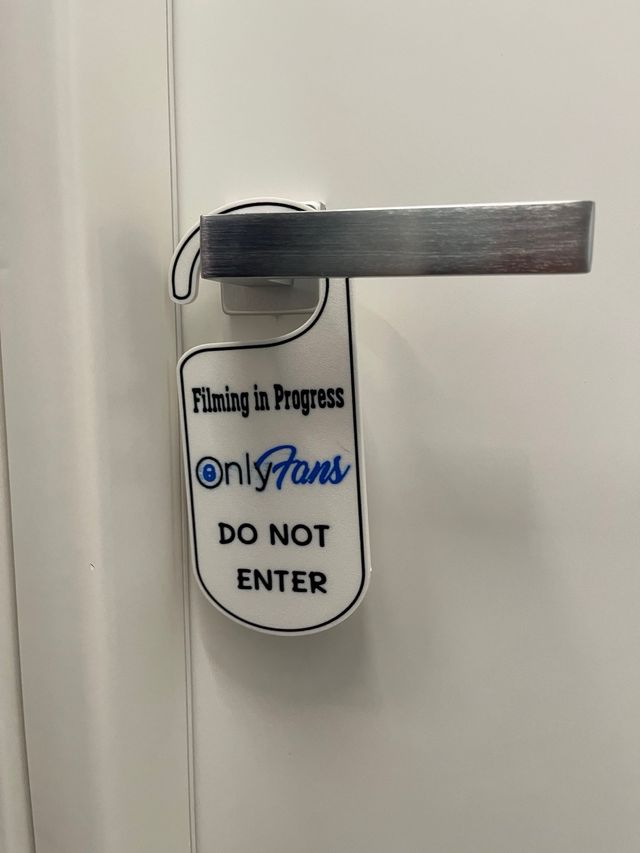 Scritta non disturbare per porta