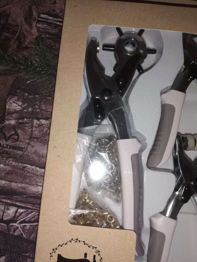 Remachadora y sacabocados de costura