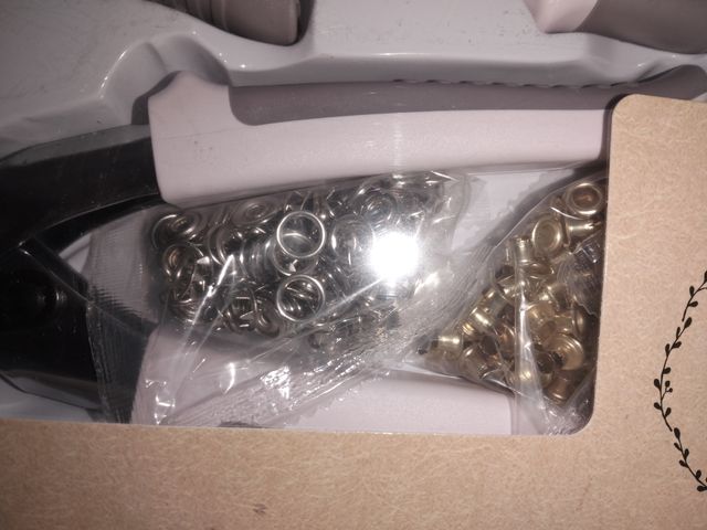 Remachadora y sacabocados de costura