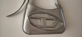 Bolso plateado a estrenar 