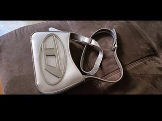 Bolso plateado a estrenar 