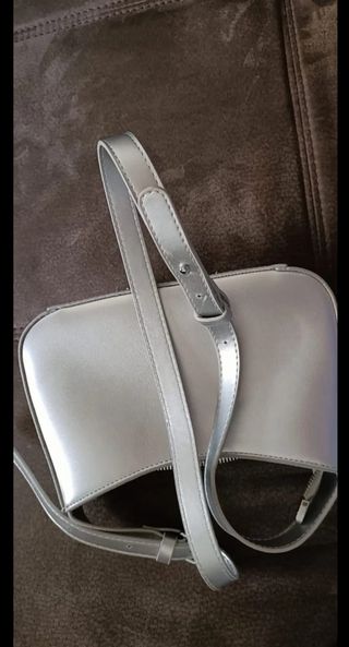 Bolso plateado a estrenar 