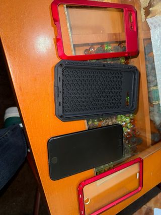 Vendo iphone 7 plus con funda metalica