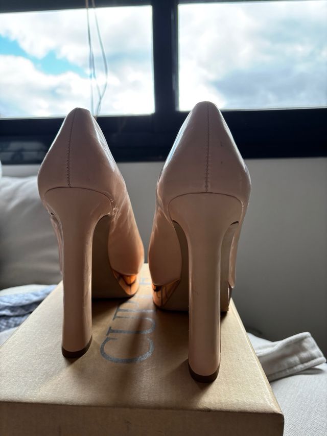 Tacon zara color empolvado y oro rosa talla 40