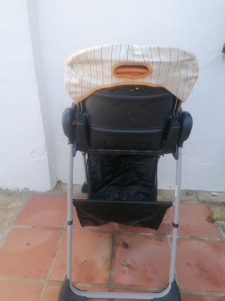 Trona bebé niño. Marca chicco. Muy buena