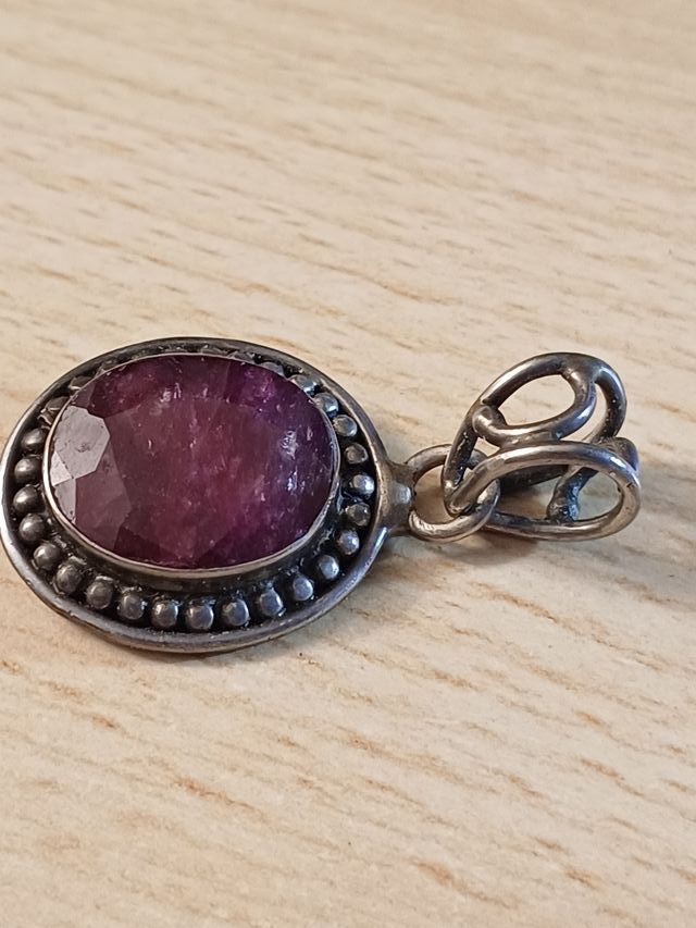 Colgante de rubí natural y plata sellada.