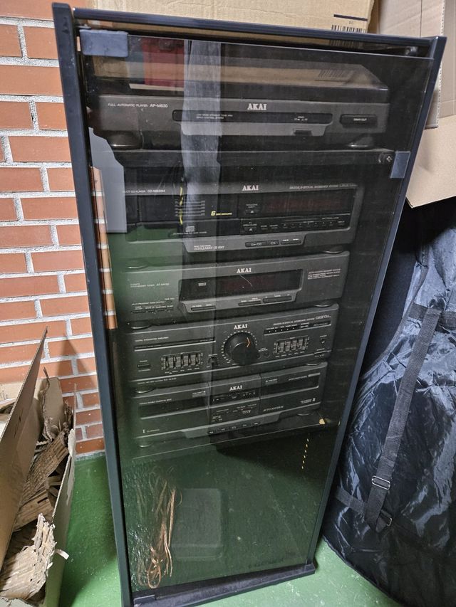 Equipo de música torre AKAI con ampli y tocadiscos
