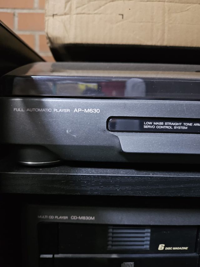 Equipo de música torre AKAI con ampli y tocadiscos