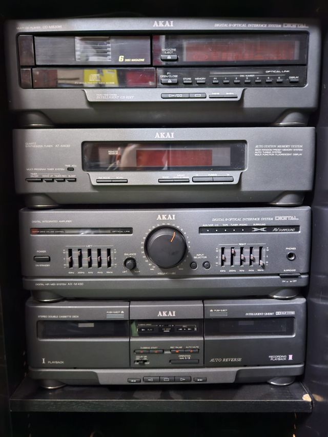 Equipo de música torre AKAI con ampli y tocadiscos
