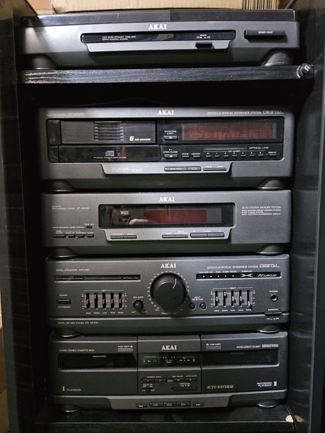 Equipo de música torre AKAI con ampli y tocadiscos