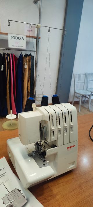 Maquina de coser y overlock Bernina 700D