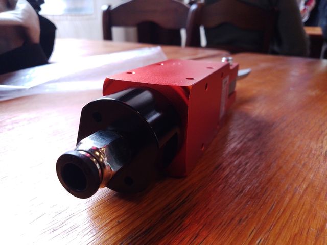 Máquina de tesoura com pinça de ar pneumática