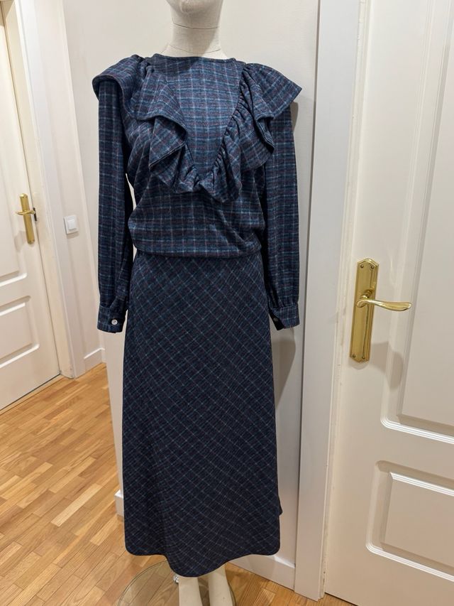 Conjunto falda midi y blusa volantes