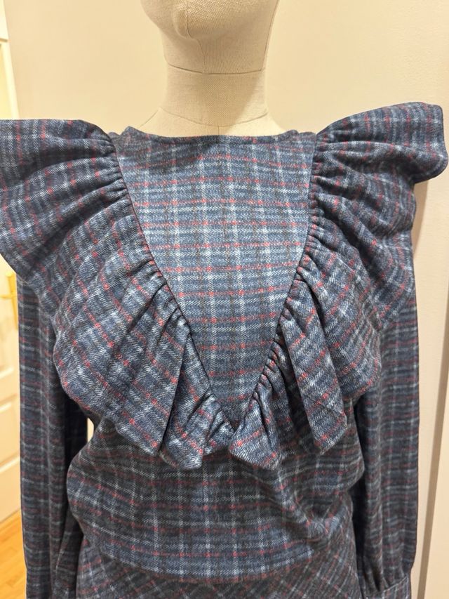 Conjunto falda midi y blusa volantes