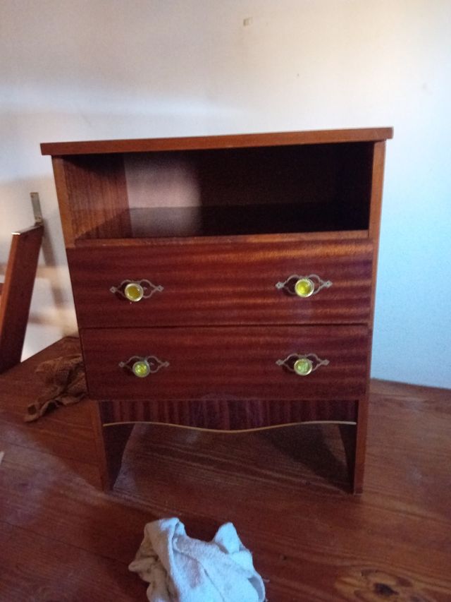 VENDO UN COMODINO O COMODINO MOLTO CARINO