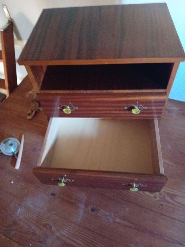 VENDO UN COMODINO O COMODINO MOLTO CARINO