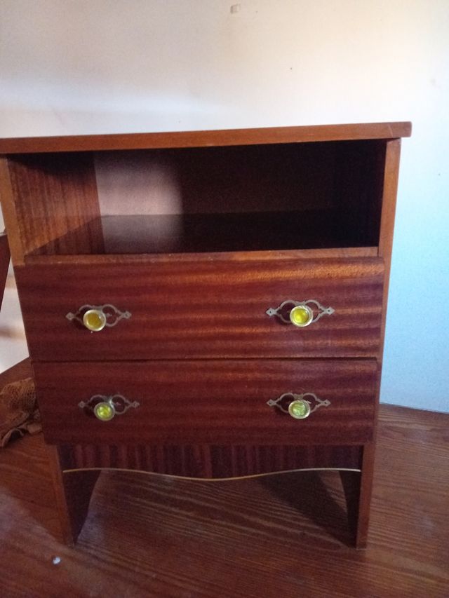 VENDO UN COMODINO O COMODINO MOLTO CARINO