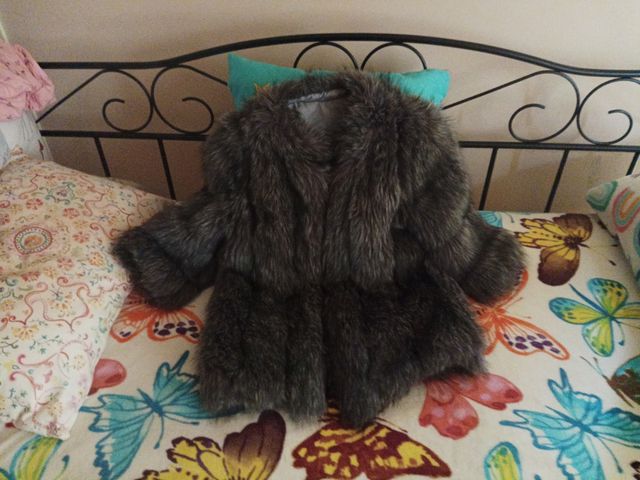 Chaquetón de pelo elegante fiesta.