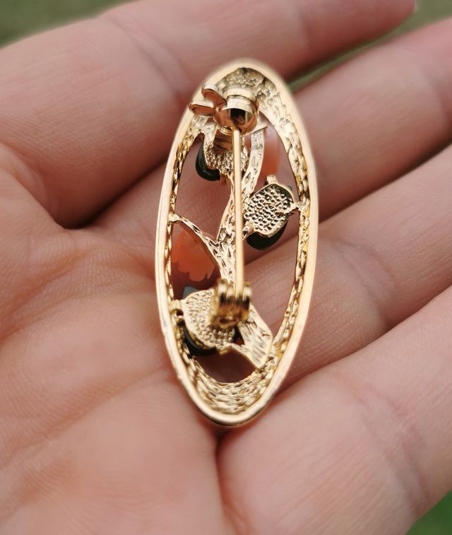 Spilla vintage in vero corallo