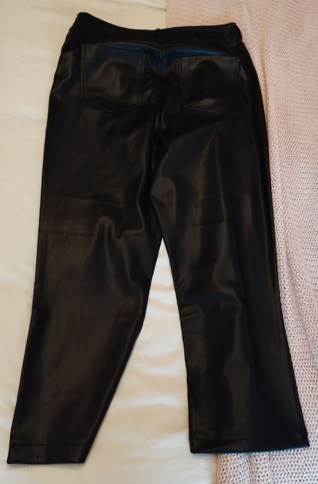 Pantalón polipiel Zara