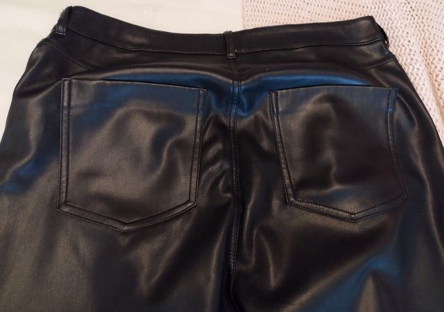 Pantalón polipiel Zara