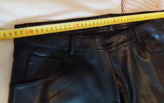 Pantalón polipiel Zara 