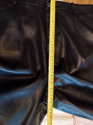 Pantalón polipiel Zara 