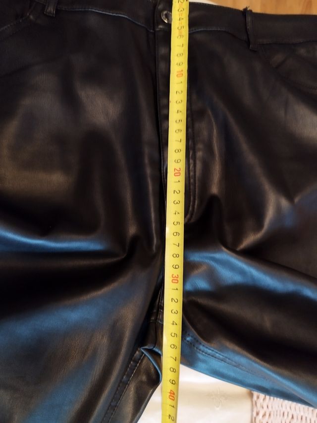 Pantalón polipiel Zara