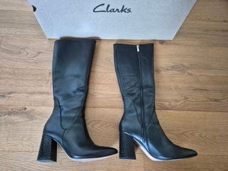 Stivali Clarks di pelle con tacco svasato