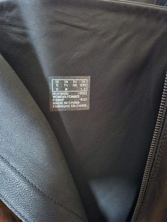 Stivali Clarks di pelle con tacco svasato