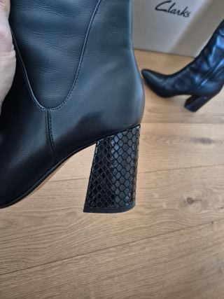 Stivali Clarks di pelle con tacco svasato