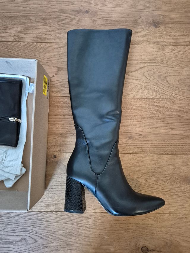 Stivali Clarks di pelle con tacco svasato