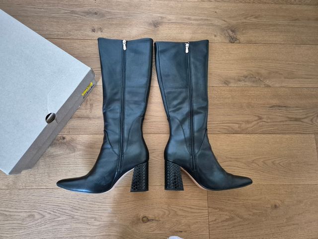 Stivali Clarks di pelle con tacco svasato