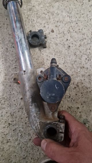 Pinza de freno delantera moto fantic.