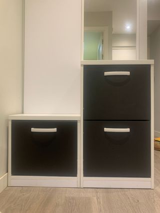 Recibidor con zapateros y espejo