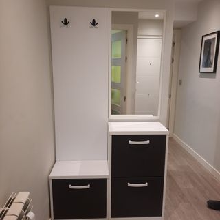 Recibidor con zapateros y espejo